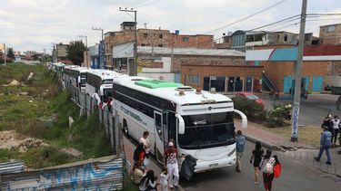 En esta imagen del 30 de abril de 2020, migrantes venezolanos suben a autobuses con destino a la frontera de Venezuela, en medio de la pandemia del coronavirus, en Bogotá, Colombia. Unos 20.000 venezolanos han vuelto a casa desde principios de marzo, según el gobierno colombiano.&nbsp;