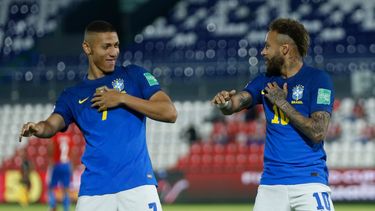 Neymar (derecha) celebra con su compañero Richarlison tras marcar el primer gol de Brasil en la victoria 2-0 ante Paraguay por las eliminatorias del Mundial, el martes 8 de junio de 2021, en Asunción