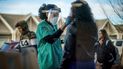 Trabajadora de la salud realiza una prueba de COVID en Rhode Island. Trabajadora de la salud realiza una prueba de COVID en Rhode Island.