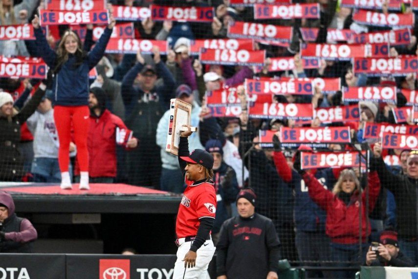 José Ramírez #11 de los Cleveland Guardians es reconocido por romper el récord de la franquicia de juegos jugados durante la sexta entrada contra los Kansas City Royals en el Progressive Field el 6 de abril de 2026 en Cleveland, Ohio.&nbsp;