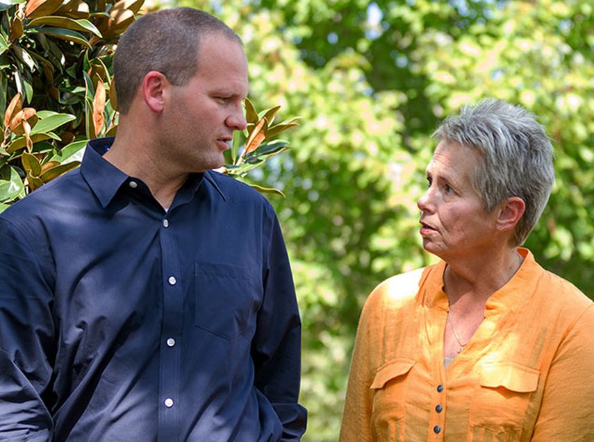 Gaile Owens y su hijo Stephen Owens caminan juntos en Nashville, Tennessee. Stephen Owens escribió un libro titulado “Set Free (Liberado) sobre la paz interna que consiguió tras perdonar a su madre, quien mató a su padre. (Foto AP/Erik Schelzig)