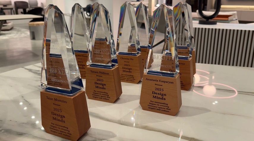 Trofeos que representan el reconocimiento a la excelencia y el impacto positivo del diseño de interiores en la comunidad de Brickell.