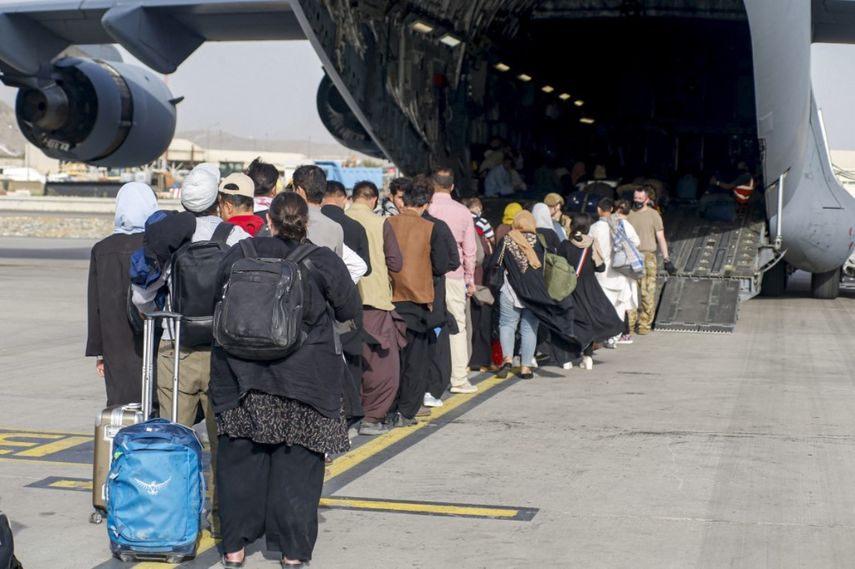 Esta fotografía cortesía del Cuerpo de Marines de EEUU, muestra a los evacuados en el escenario antes de abordar un C-17 Globemaster III durante una evacuación en el Aeropuerto Internacional Hamid Karzai, Kabul, Afganistán, el 18 de agosto de 2021.