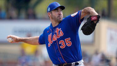 Foto del 4 de marzo del 2023, el abridor de los Mets de Nueva York Justin Verlander lanza en el juego de exhibición ante los Marlins de Miami.