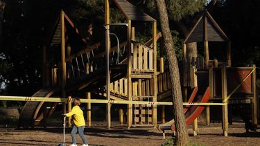 Un ni&ntilde;o pasa por una zona de juegos acordonada en el Parque Villa Pamphili que reci&eacute;n abri&oacute; despu&eacute;s de varias semanas cerrado debido a la cuarentena por el coronavirus, el 4 de mayo de 2020 en Roma, Italia.&nbsp;