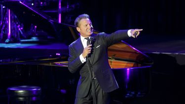 El cantante mexicano&nbsp;Luis&nbsp;Miguel, durante el concierto inaugural del festival de Cap Roig en Palafrugell, Girona.