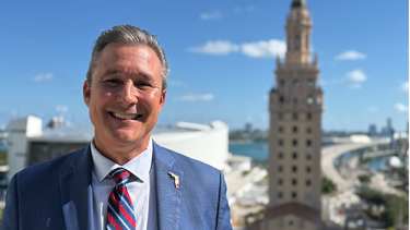 René García, comisionado de Miami-Dade, insta a Washington a frenar deportaciones retroactivas.&nbsp;