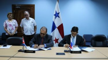 El viceministro de Justicia de Cuba, Francisco García Henríquez, y el director general del Registro Público de Panamá, Fernando A. Alfaro, rubricaron el convenio en el país centroamericano