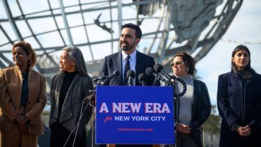 El alcalde electo, el socialista Zohran Mamdani, habla durante una conferencia de prensa en el barrio de Queens de la ciudad de Nueva York junto a su equipo de transición, que estará integrado solo por mujeres.