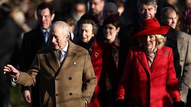 El rey Carlos III y la reina Camila lideran la caminata al tradicional servicio de Navidad de la familia real en la iglesia de Santa María Magdalena en Sandringham Estate en el este de Inglaterra, el 25 de diciembre de 2025.&nbsp;