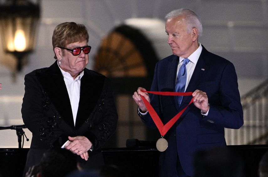 El presidente Joe Biden entrega la Medalla Nacional de Humanidades al músico británico Elton John.&nbsp;