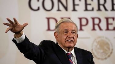 El presidente mexicano Andrés Manuel López Obrador da su conferencia de prensa matutina en el Palacio Nacional en la Ciudad de México, el 16 de abril de 2024. 