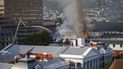 Bomberos lanzan agua sobre las llamas que salen de un edificio del Parlamento de Sudáfrica, el domingo 2 de enero de 2022, en Ciudad del Cabo. Bomberos lanzan agua sobre las llamas que salen de un edificio del Parlamento de Sudáfrica, el domingo 2 de enero de 2022, en Ciudad del Cabo.
