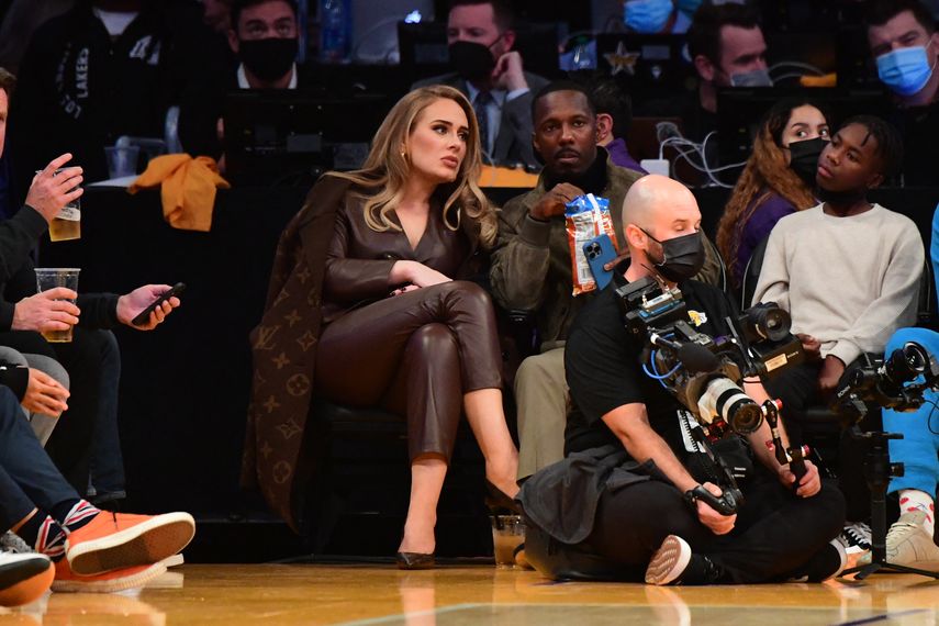 La cantante Adele y Rich Paul asisten a un juego entre Los Ángeles Lakers y los Golden State Warriors en el Staples Center el 19 de octubre de 2021 en Los Ángeles, California.&nbsp;