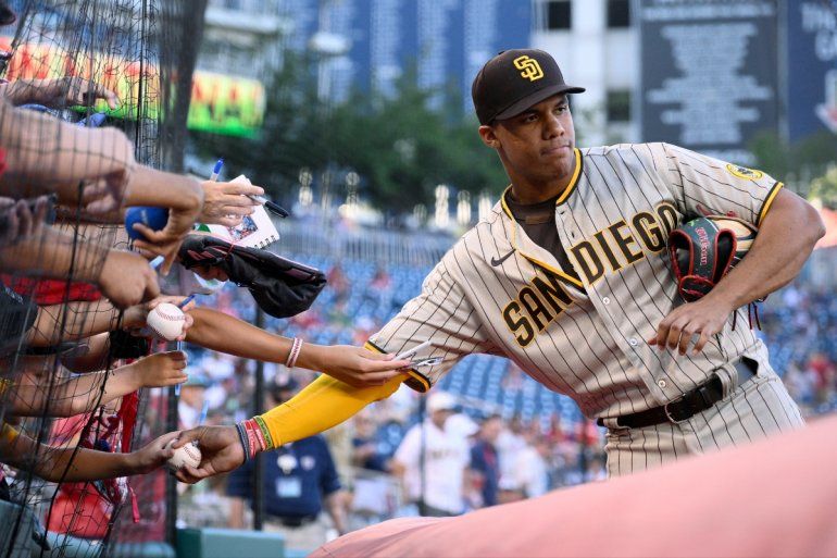 MLB Noticias: Juan Soto regala gorra Padres a fan de Dodgers