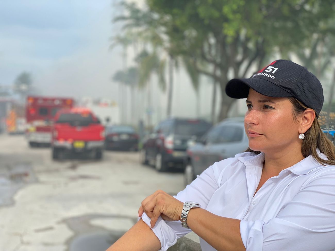 La periodista Leana Astorga durante la cobertura del colapso del edificio en Surfside, Florida. La periodista Leana Astorga durante la cobertura del colapso del edificio en Surfside, Florida.