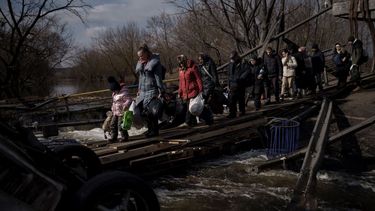 Varias personas ucranianas cruzan un puente improvisado bajo otro destruido para huir de Irpin, a las afueras de Kiev, Ucrania, el miércoles 9 de marzo de 2022.&nbsp;