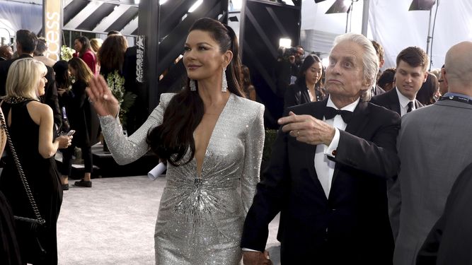 En esta foto del 19 de enero del 2020, Catherine Zeta-Jones y Michael Douglas llegan a la ceremonia de los Premios SAG en Los Angeles.&nbsp;