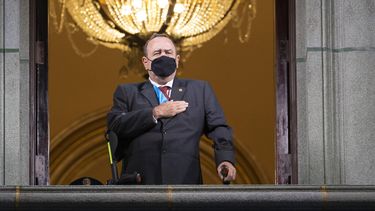 El presidente de Guatemala, Alejandro Giammattei, con una mascarilla protectora&nbsp;por el coronavirus COVID-19, canta el himno nacional durante la celebración del día de la independencia en la Ciudad de Guatemala.