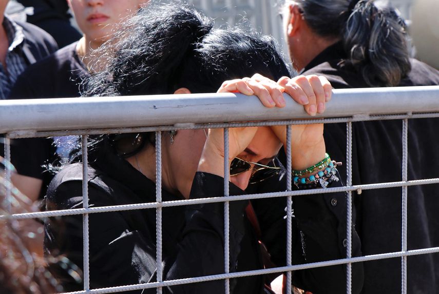 Lorena Villavicencio, hermana del candidato presidencial Fernando Villavicencio, espera que les entreguen su cuerpo a las afueras de Medicina Legal Quito.&nbsp;