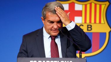 El presidente del club Barcelona, Joan Laporta, en una conferencia de prensa respecto a la salida del astro argentino Lionel Messi del conjunto catalán, en Barcelona, España