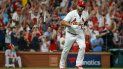 El dominicano Albert Pujols, de los Cardenales de San Luis, arroja su bate al conectar un jonrón en el juego del viernes 16 de septiembre de 2022, ante los Rojos de Cincinnati El dominicano Albert Pujols, de los Cardenales de San Luis, arroja su bate al conectar un jonrón en el juego del viernes 16 de septiembre de 2022, ante los Rojos de Cincinnati