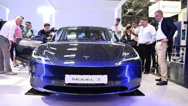 Un auto de Tesla en una feria automotriz en Estados Unidos.