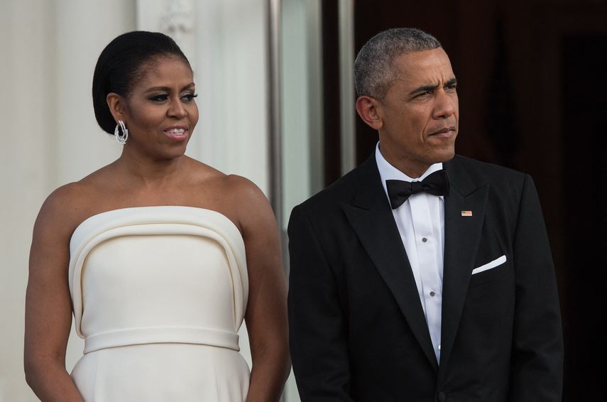 En esta foto de archivo tomada el 2 de agosto de 2016, el expresidente Barack Obama y la exprimera dama Michelle Obama esperan la llegada del primer ministro de Singapur, Lee Hsien Loong, y su esposa Ho Ching para una cena de estado en la Casa Blanca en Washington, DC.