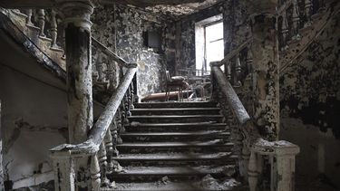 Escalera cubierta de escombros de la Academia Dramática Regional de Donetsk tras el ataque ruso del 16 de marzo del 2022, en Mariúpol.&nbsp;