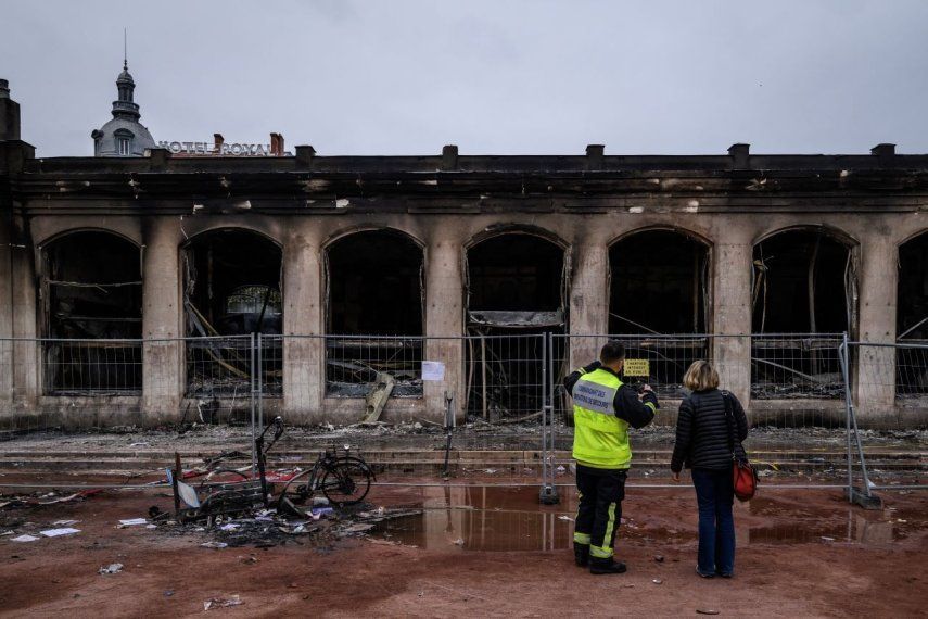 La oficina de turismo de Lyon quemada durante las violentas protestas contra el alto costo de vida, en el centro-este de Francia, en Lyon, el 18 de octubre de 2026.