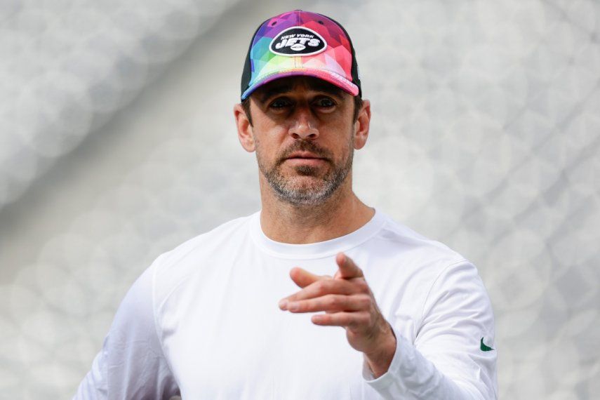El quarterback de los Jets de Nueva York, Aaron Rodgers, camina en el campo antes del encuentro de su equipo contra los Eagles de Filadelfia, el domingo 15 de octubre del 2023.