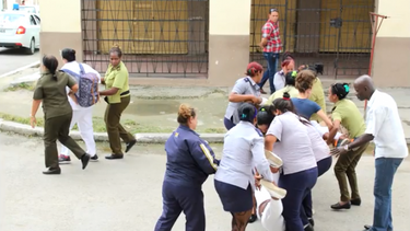 Trece agentes del régimen detienen a tres Damas de Blanco en La Habana este 28 de enero de 2018.&nbsp;