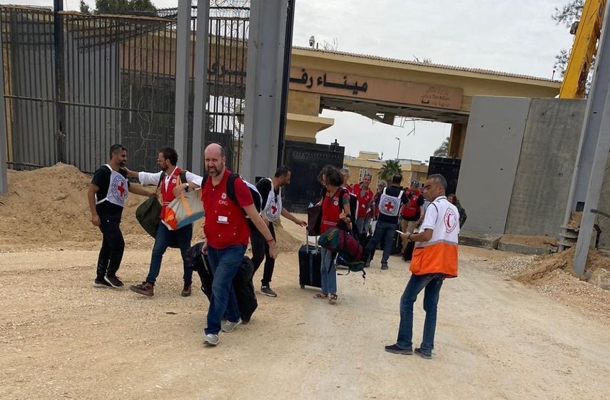 Efectivos de Media Luna Roja Palestina en el paso de Rafá con Gaza, &nbsp;27/10/2023.