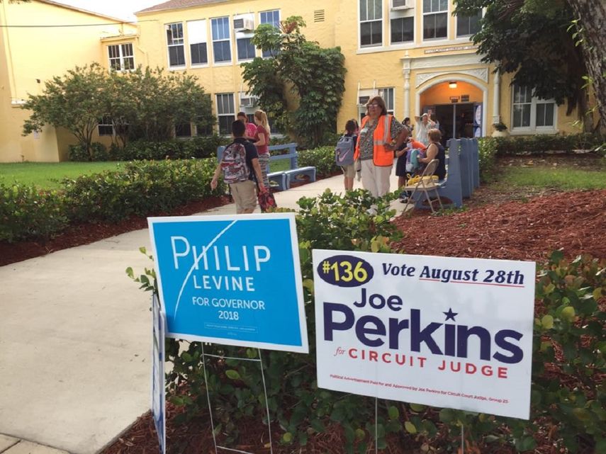 Fachada del Colegio electoral 571, Silver Bluff, Miami.