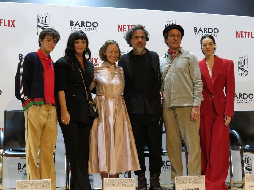 De izquierda a derecha: el actor mexicano Iker Solano, la actriz argentina Griselda Siciliani, la directora general del Festival Internacional de Cine de Morelia, Daniela Michel, el director mexicano Alejandro G. Iñárritu, el actor mexicano Daniel Giménez Cacho y la actriz mexicana Ximena Lamadrid posan durante una conferencia de prensa para promover la película Bardo en el Festival Internacional de Cine de Morelia en México el 22 de octubre de 2022.