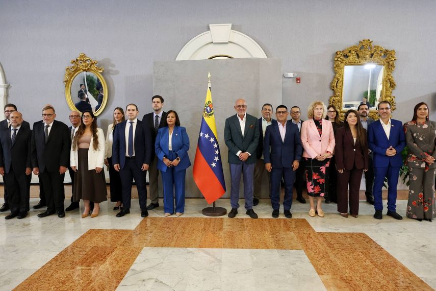 La mesa de diálogo entre el chavismo y la oposición cerró su tercer ciclo en Caracas el 21 de octubre de 2026. Las delegaciones son encabezadas por Jorge Rodríguez, por parte del oficialismo, y Dinorah Figuera por un sector de los opositores.