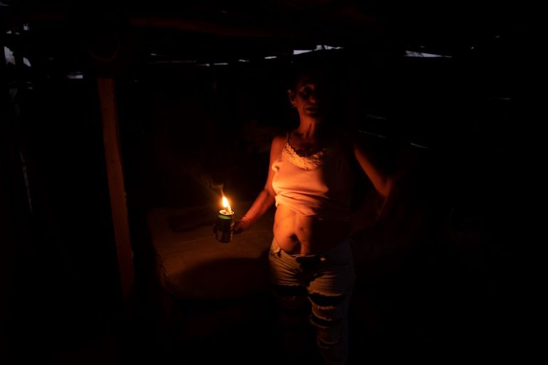 Un residente usa una lata de bencina para alumbrarse mientras sigue sin electricidad una semana después del huracán Ian en La Coloma, en la provincia de Pinar del Río, Cuba.