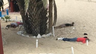 Los agentes constataron que en el lugar había tres hombres muertos por heridas de bala, así como un hombre y una mujer lesionados.