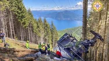 Rescatistas trabajan entre los restos de un teleférico accidentado cerca de la cima de la línea Stresa-Mottarone en la región del Piamonte, en el norte de Italia, el domingo 23 de mayo de 2021. 
