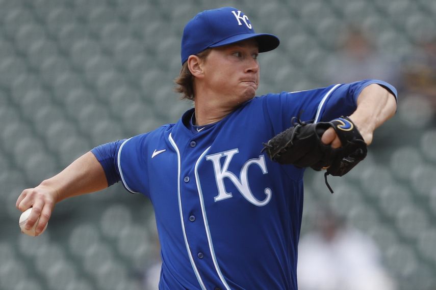 El abridor de los Reales de Kansas City Brady Singer lanza contra los Tigres de Detroit en el primer inning de un partido de las Grandes Ligas el sábado, 24 de abril del 2021.&nbsp;