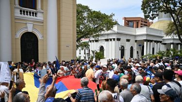 Los trabajadores y jubilados superaron el cerco chavista para llegar a la Asamblea nacional y entregar el pliego de peticiones salariales.- AFP