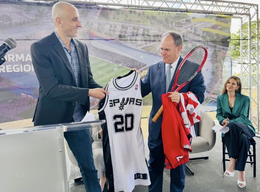 Manu Ginobili junto al alcalde de Homestead, Steven Losner, durante la ceremonia inaugural.