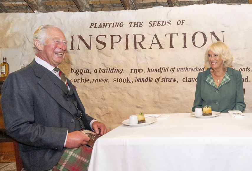 El príncipe Carlos y la duquesa de Cornualles, Camilla, reciben una comida tradicional escocesa de Haggis mientras visitan la cabaña de Robert Burns en Alloway, Escocia, el 9 de septiembre de 2021.