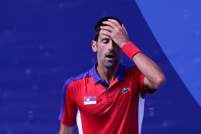 Novak Djokovic reacciona tras perder el partido por el bronce en el tenis masculino frente al español Pablo Carreño Busta, en los Juegos de Tokio