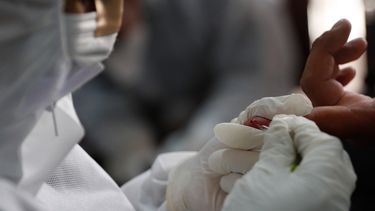 Un trabajador de la salud vestido con equipo de protecci&oacute;n completo extrae sangre de un periodista para realizar una prueba del nuevo coronavirus en una oficina sindical para trabajadores de los medios de comunicaci&oacute;n en La Paz, Bolivia, el mi&eacute;rcoles 19 de agosto de 2020.