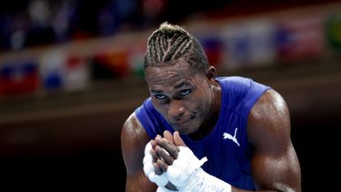 Julio La Cruz de Cuba celebra después de ganar contra Elly Ajowi Ochola de Kenia al final de la ronda preliminar de boxeo de octavos de final de su peso masculino (81-91kg) durante los Juegos Olímpicos de Tokio 2020&nbsp;