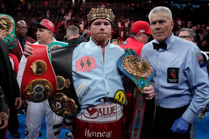 Canelo Álvarez festeja tras su victoria ante Gennady Golovkin en la pelea por el título súper mediano, el sábado 17 de septiembre de 2022.