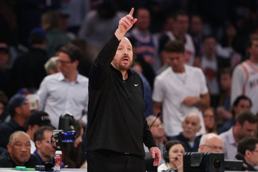 El entrenador Tom Thibodeau de los New York Knicks reacciona contra los Indiana Pacers durante el tercer cuarto del quinto partido de las Finales de la Conferencia Este de los Playoffs de la NBA de 2025 en el Madison Square Garden el 29 de mayo de 2025 en la ciudad de Nueva York.