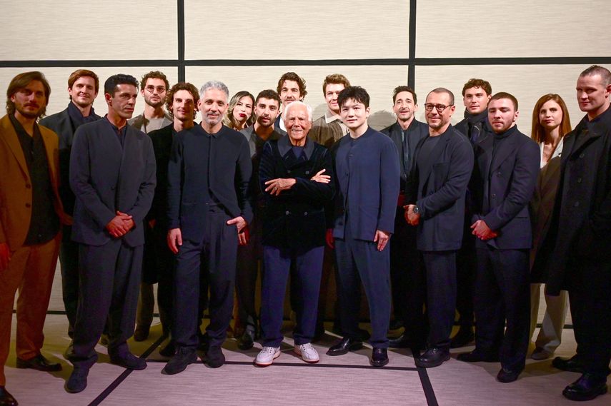 El diseñador italiano Giorgio Armani posa con los invitados al final del desfile de la colección Giorgio Armani en la Semana de la Moda de Milán Otoño/Invierno 2025-2026 para hombres el 20 de enero de 2025.