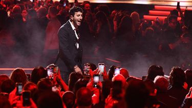 El cantante colombiano Sebastián Yatra se presenta en el escenario durante la 23 entrega anual de los Latin Grammy en el Michelob Ultra Arena de Mandalay Bay en Las Vegas, Nevada, el 17 de noviembre de 2022.